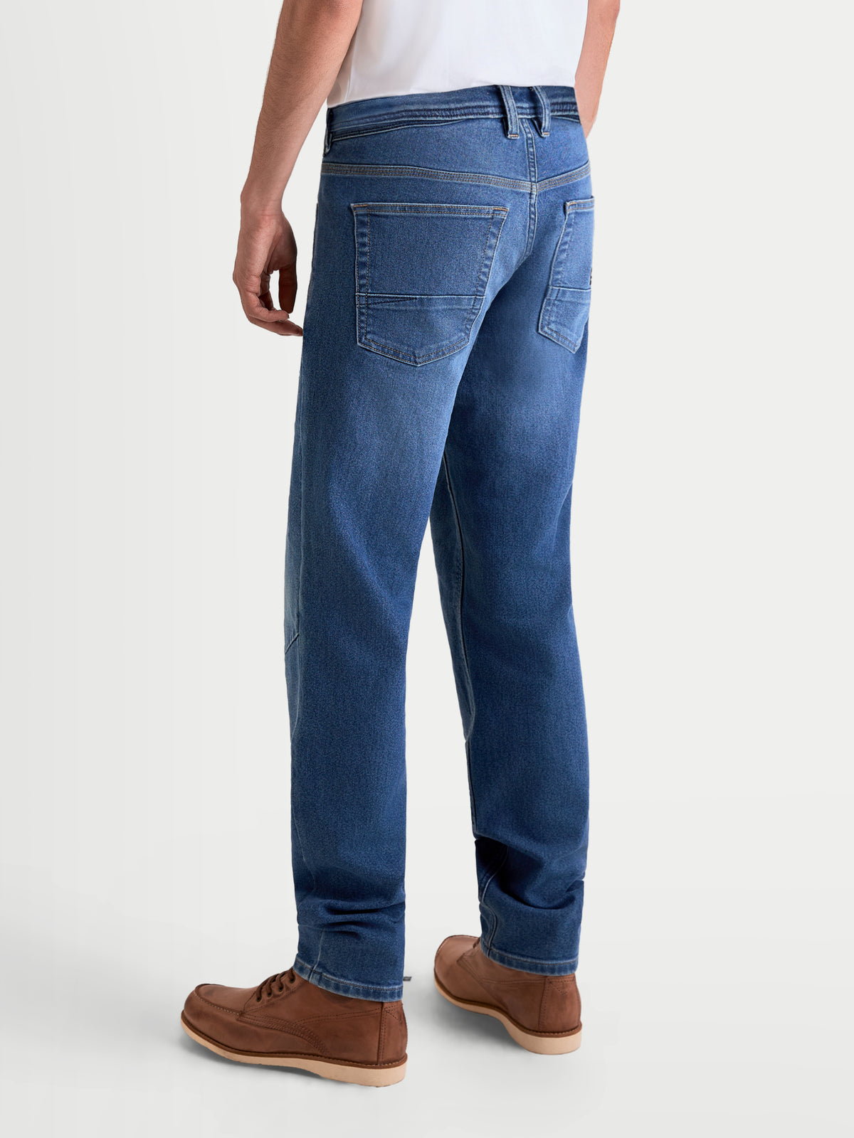 Alpinestars Flex Ast 7 Denim broek, urban motorjeans voor heren in lichtblauw, achteraanzicht met enkellaagse technische denimconstructie en zakkenlayout gedragen door een model
