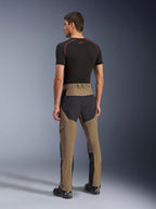 Alpinestars Flex-AST Explorer Hose, Adventure-Motorradhose, Walnut Black, Rückansicht am Modell mit schwarzen Ripstop-Einsätzen an Gesäß und Beinen, Stretch-Textilkonstruktion und lange Reißverschlüsse am Unterschenkel für Adventure-Touren