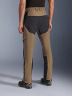 Alpinestars Flex-AST Explorer Hose, Adventure-Motorradhose in Walnut Black, Rückansicht mit schwarzen Ripstop-Einsätzen an Gesäß und Beinen, elastischem Hosenbund und strapazierfähiger Stretch-Textilkonstruktion.