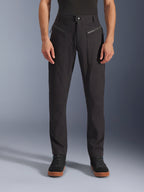 Alpinestars Flex-AST Canvas Broek, zwart, vooraanzicht van een urban motorbroek met voorzakken met ritssluiting en een slanke ergonomische pasvorm, gemaakt van stretch polykatoen twill, op klassieke werkkleding geïnspireerd ontwerp voor stadsrijders.