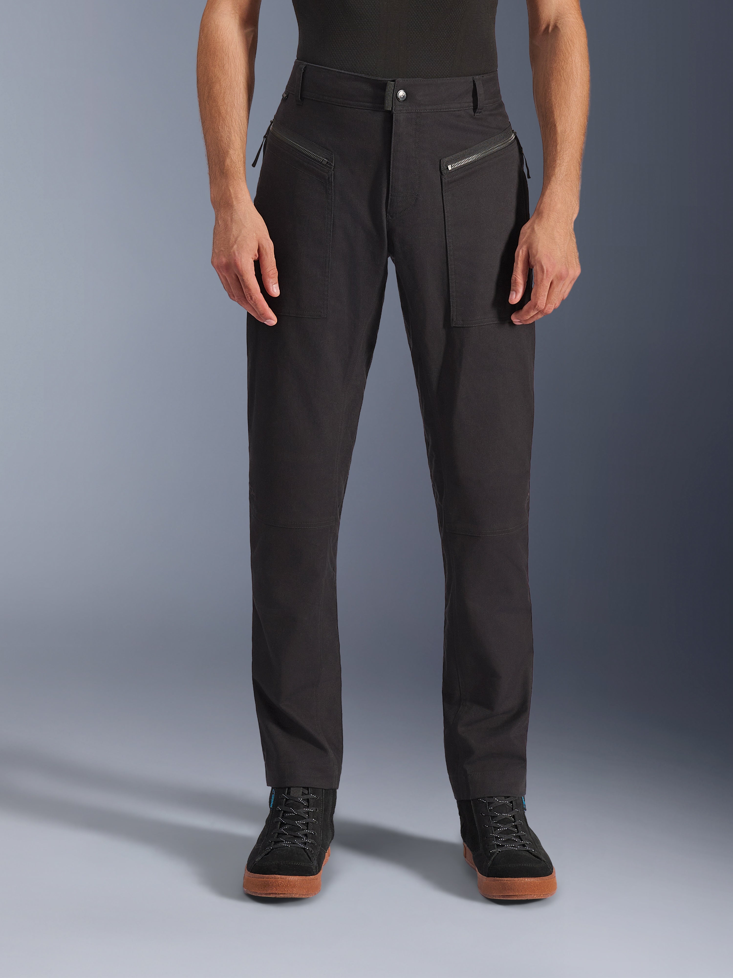 Alpinestars Flex-AST Canvas Broek, zwart, vooraanzicht van een urban motorbroek met voorzakken met ritssluiting en een slanke ergonomische pasvorm, gemaakt van stretch polykatoen twill, op klassieke werkkleding geïnspireerd ontwerp voor stadsrijders.