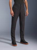 Alpinestars Flex-AST Canvas broek, zwart, urban motorbroek, gedragen door model met zwarte sneakers, met een heritage workwear design, stretch polykatoen twill stof en functionele ritszakken aan de voorzijde.