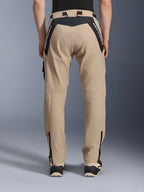 Alpinestars Acteon broek, urban motorbroek, sand, achteraanzicht met zwarte ripstop-panelen en witte merkaanduiding op de pas, taps toelopende pasvorm met ritsen onderaan de broekspijpen, eigentijdse motorkleding voor op de weg