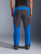 Alpinestars Maxdura Dual Pants, pantalon de moto d'aventure, bleu royal et gris foncé, vue arrière présentant des aérations zippées verticales sur les cuisses et des panneaux renforcés à l'assise, coupe par-dessus la botte, équipement technique pour le dual-sport