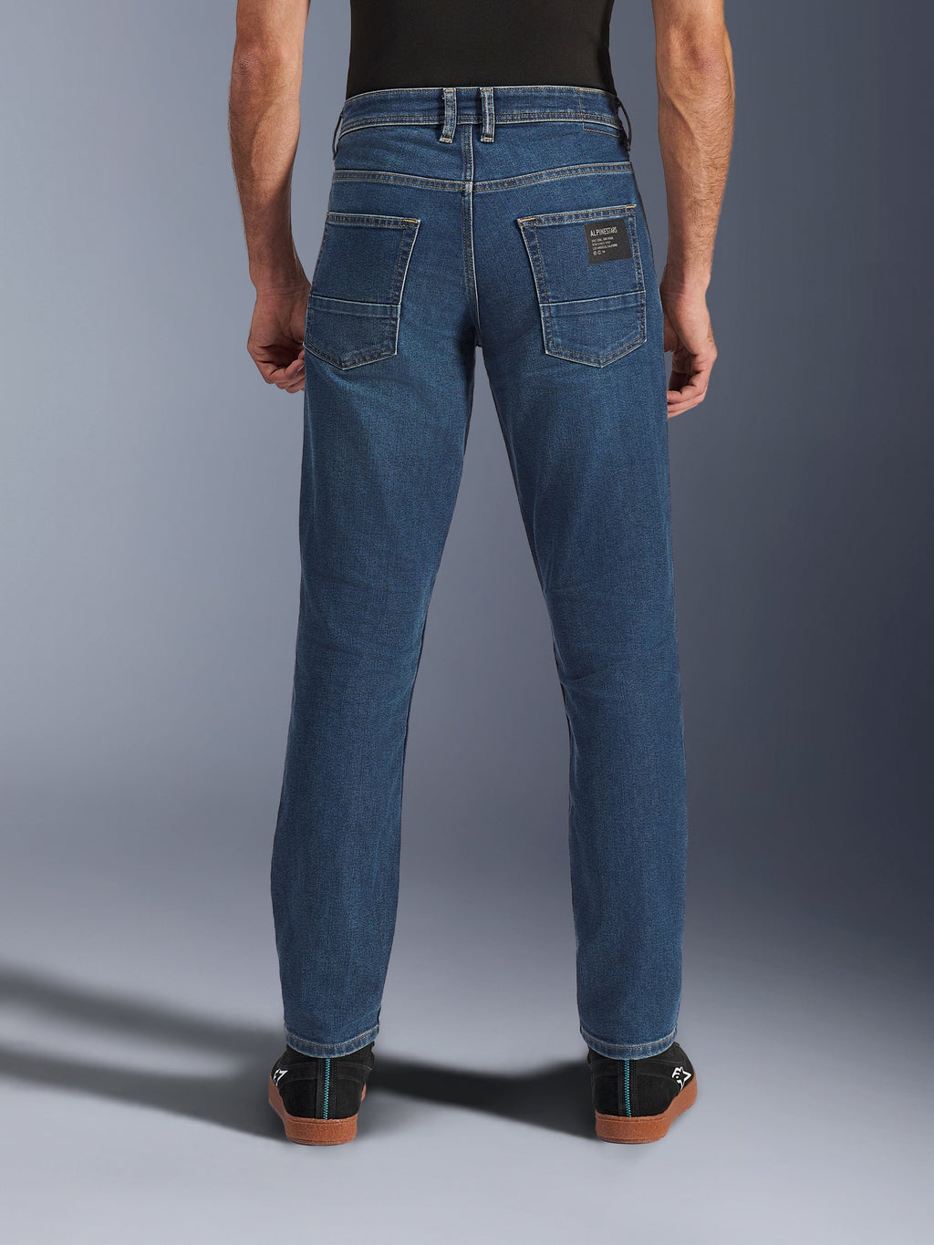 Alpinestars Flex-AST 5 Denim broek, urban motorjeans, Indigo Washed blauw, achteraanzicht met toelopende pasvorm en achterzakken met merkpatch, casual street styling