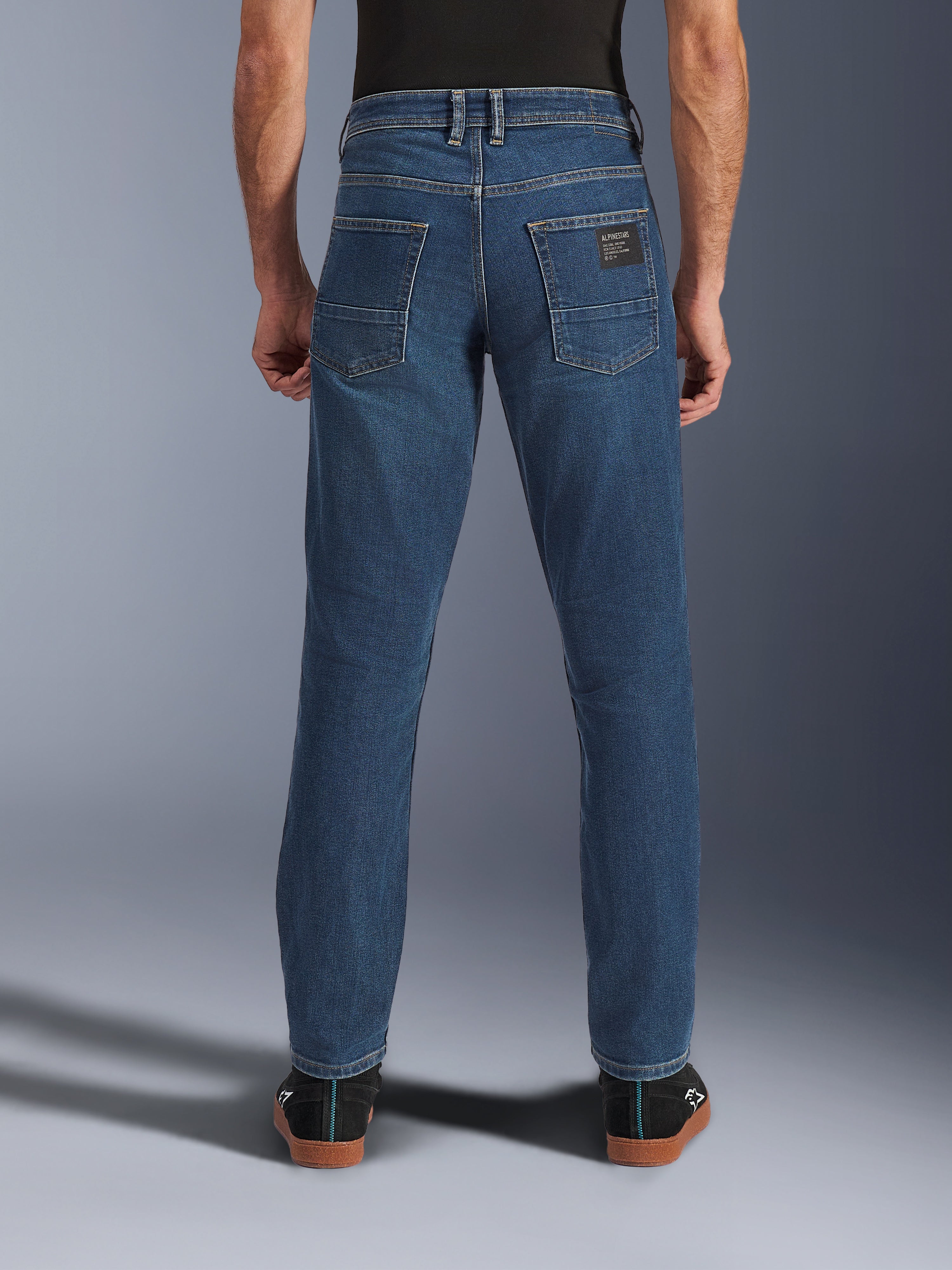 Alpinestars Flex-AST 5 Denim broek, urban motorjeans, Indigo Washed blauw, achteraanzicht met toelopende pasvorm en achterzakken met merkpatch, casual street styling