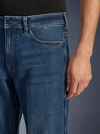 Alpinestars Flex-AST 5 Denim broek, Indigo Washed, close-up detail van de taille en voorzak, voorzien van contrasterende stiksels en duurzaam monolaag stretch-denim, stedelijke motorbroek met een casual look