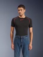 Alpinestars Flex-AST 5 Denim Broek, Indigo Washed, urban motorjeans gedragen door een model met een zwarte technische basislaag, klassieke five-pocket-stijling met een moderne toelopende pasvorm