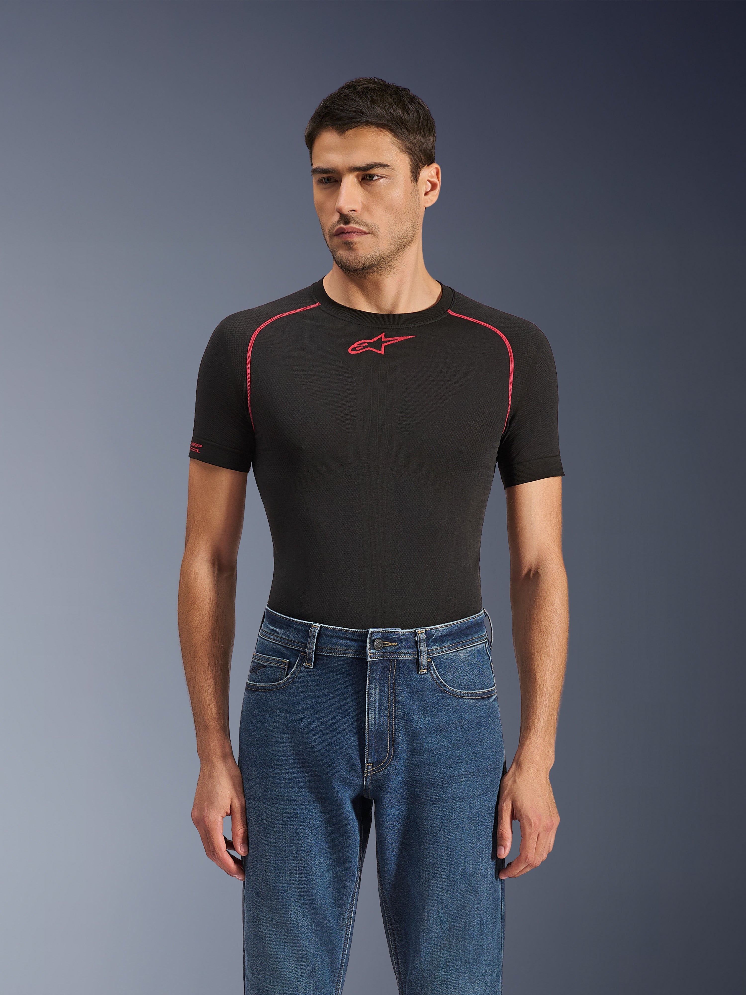 Alpinestars Flex-AST 5 Denim Broek, Indigo Washed, urban motorjeans gedragen door een model met een zwarte technische basislaag, klassieke five-pocket-stijling met een moderne toelopende pasvorm