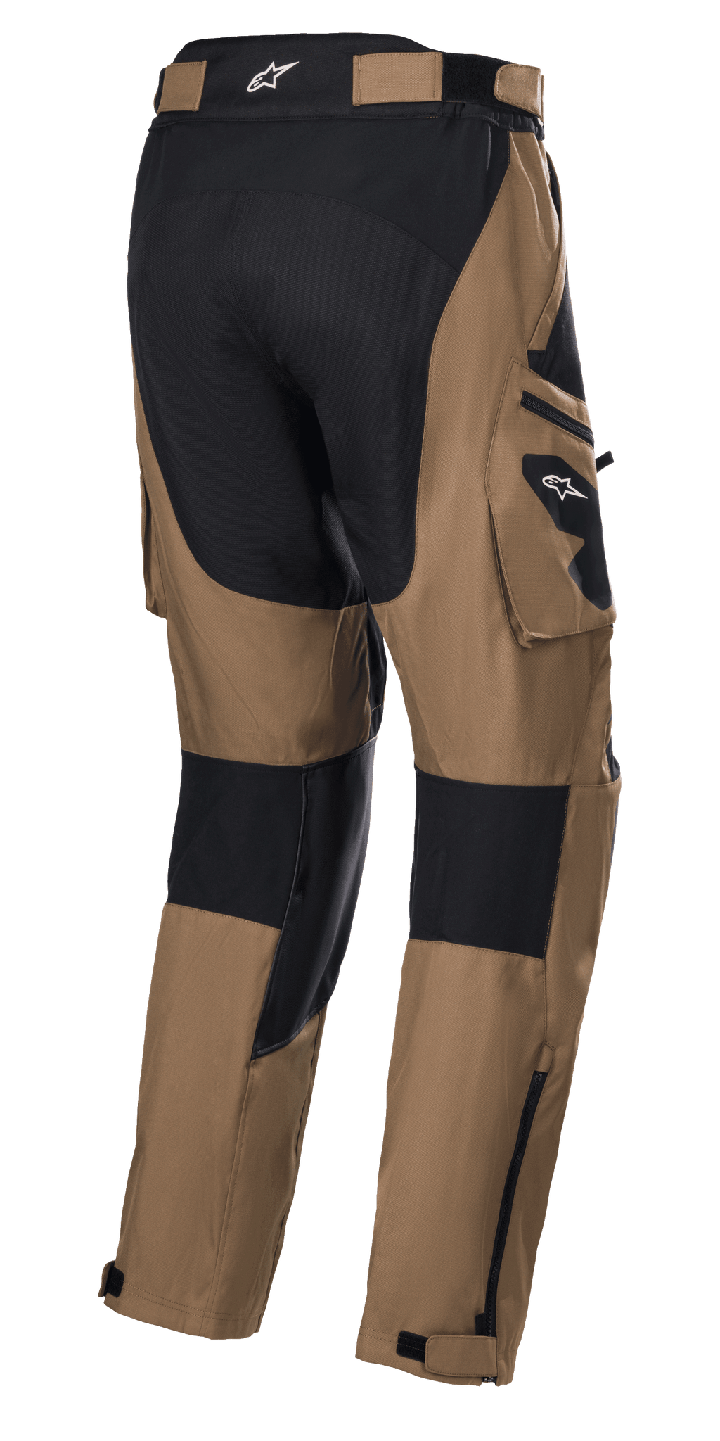 Alpinestars Venture XT Überstiefel-Hose, Camel und Schwarz, Adventure-Touring-Motorradhose, Rückansicht mit Cargotaschen und schwarzen Verstärkungseinsätzen, wasserabweisende Textilkonstruktion mit verstellbaren Reißverschlüssen am Unterschenkel für die Passform über dem Stiefel