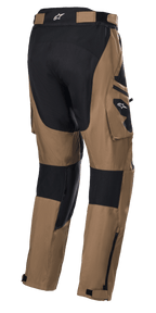 Alpinestars Venture XT Überstiefel-Hose, Camel und Schwarz, Adventure-Touring-Motorradhose, Rückansicht mit Cargotaschen und schwarzen Verstärkungseinsätzen, wasserabweisende Textilkonstruktion mit verstellbaren Reißverschlüssen am Unterschenkel für die Passform über dem Stiefel