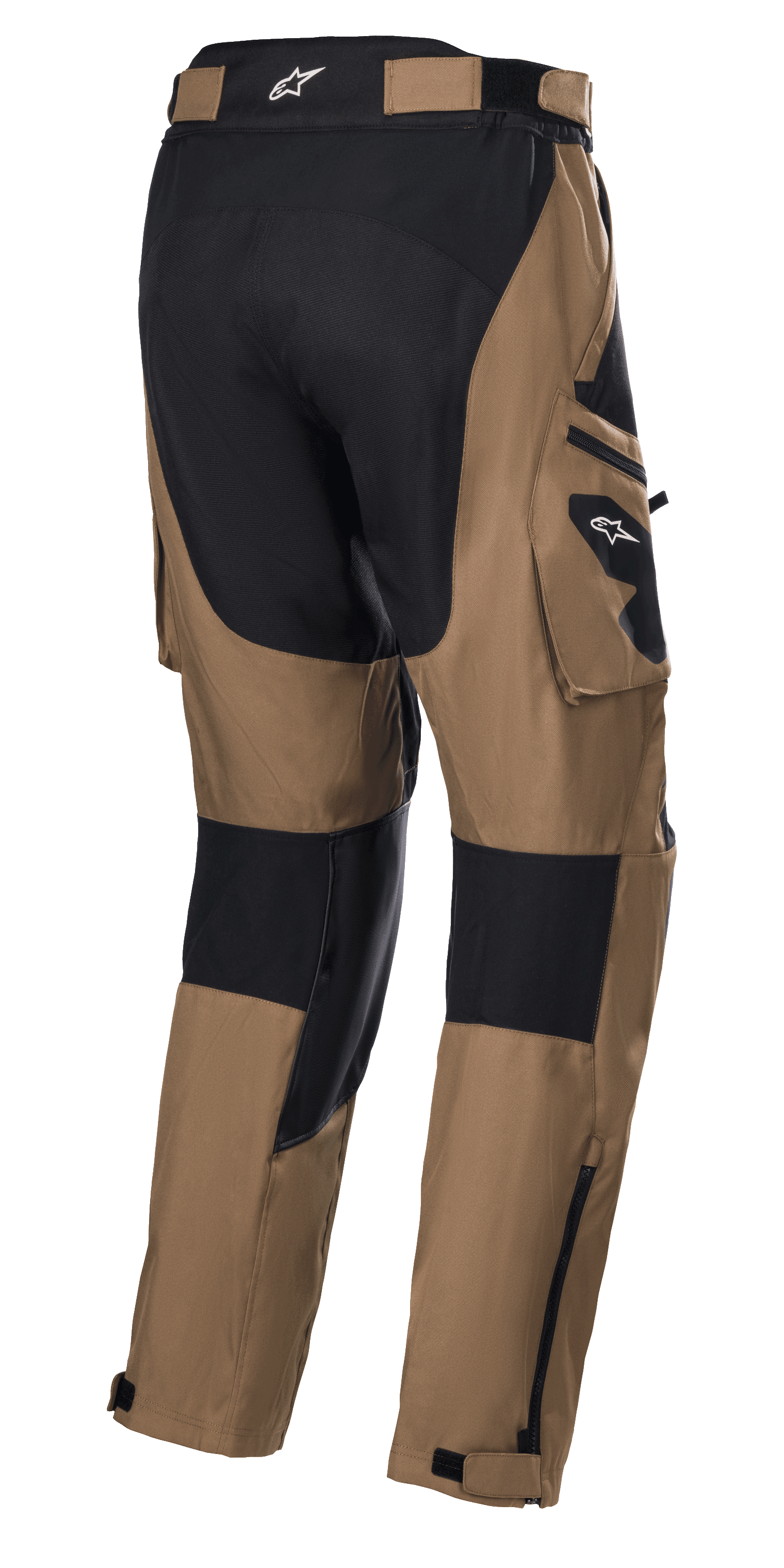 Alpinestars Venture XT Überstiefel-Hose, Camel und Schwarz, Adventure-Touring-Motorradhose, Rückansicht mit Cargotaschen und schwarzen Verstärkungseinsätzen, wasserabweisende Textilkonstruktion mit verstellbaren Reißverschlüssen am Unterschenkel für die Passform über dem Stiefel