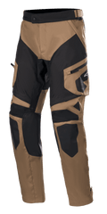 Alpinestars Venture XT Pants Over Boot, Adventure-Touring-Motorradhose, Camel und Schwarz, mit verstärkten Knie- und Oberschenkelpartien, seitlicher Cargo-Tasche mit Alpinestars-Logo und verstellbarem Taillenriemen.