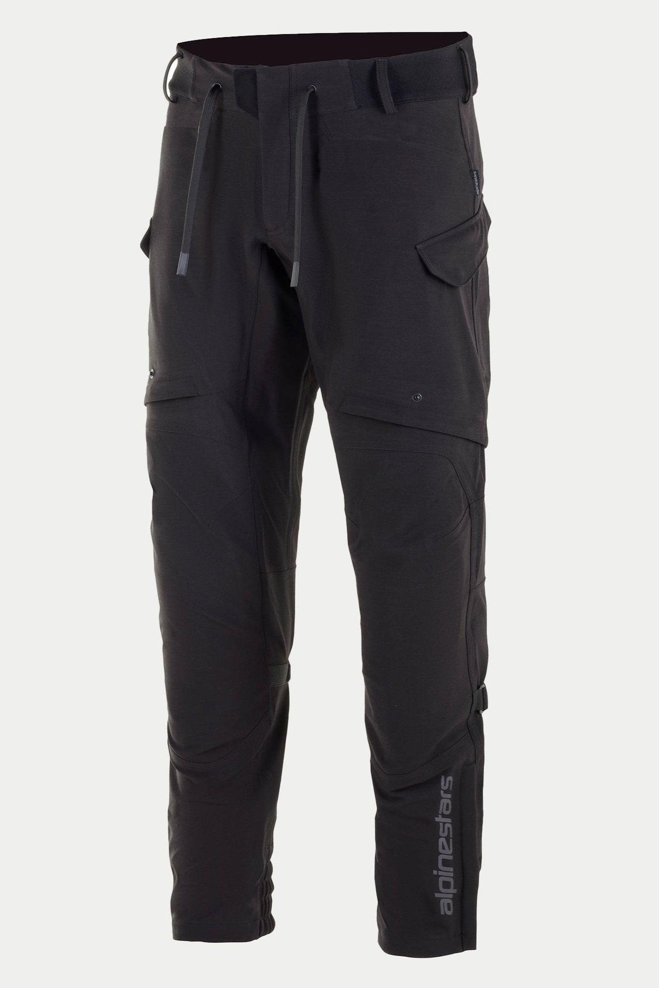 Alpinestars Juggernaut Wasserdichte Hose, Motorradhose, Schwarz, mit Kordelzug und elastischem Bund, Cargo-Taschen mit Reißverschluss an den Oberschenkeln, vertikalem Alpinestars-Logo am Unterschenkel, lässig geschnittene Softshell-Textilkonstruktion