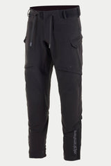 Alpinestars Juggernaut Wasserdichte Hose, Motorradhose, Schwarz, mit Kordelzug und elastischem Bund, Cargo-Taschen mit Reißverschluss an den Oberschenkeln, vertikalem Alpinestars-Logo am Unterschenkel, lässig geschnittene Softshell-Textilkonstruktion