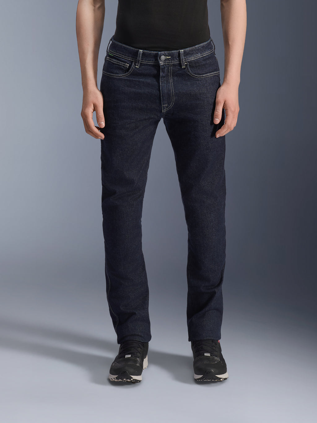 Alpinestars Copper V3 Denim Pants, jean de moto, bleu foncé, coupe droite regular comfort, coutures contrastées blanches visibles, poches avant, style urbain décontracté