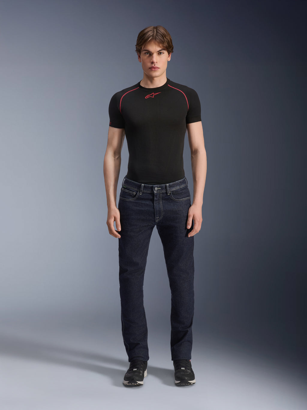 Pantalon Denim Alpinestars Copper V3, Rinse Blue, porté par un mannequin avec une couche de base noire et des baskets, jean de moto à jambe droite, vêtement de conduite urbaine avec coupe regular confortable et design classique à cinq poches