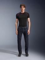 Pantalon Denim Alpinestars Copper V3, Rinse Blue, porté par un mannequin avec une couche de base noire et des baskets, jean de moto à jambe droite, vêtement de conduite urbaine avec coupe regular confortable et design classique à cinq poches