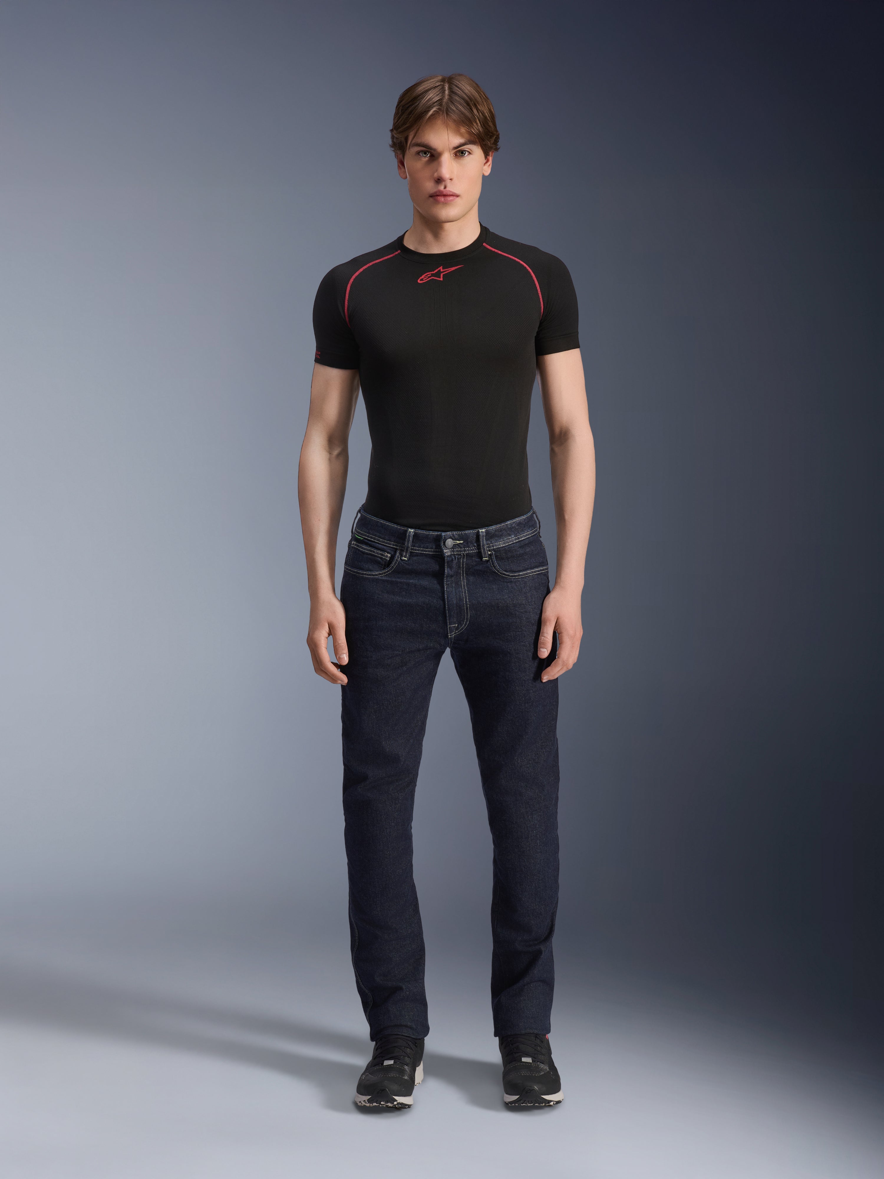 Pantalon Denim Alpinestars Copper V3, Rinse Blue, porté par un mannequin avec une couche de base noire et des baskets, jean de moto à jambe droite, vêtement de conduite urbaine avec coupe regular confortable et design classique à cinq poches