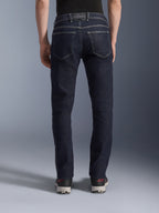 Pantalon Alpinestars Copper V3 Denim, jean de moto en Rinse Blue, vue arrière montrant la coupe droite régulière, deux poches arrière avec surpiqûres blanches contrastées, denim extensible indigo foncé avec écusson logo sur la taille.