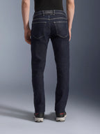 Alpinestars Copper V3 Denim Pants, urbane Herren-Motorradjeans in Rinse-Blau, Rückansicht am Model mit Regular-Straight-Leg-Passform, Gesäßtaschen und Kontrastnähten.