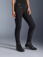 Alpinestars Alamosa Women Pants, zwarte urban motorbroek, slim-fit ontwerp met ritszakken en geïntegreerde tailleriem, gecombineerd met zwarte hoge motorschoenen