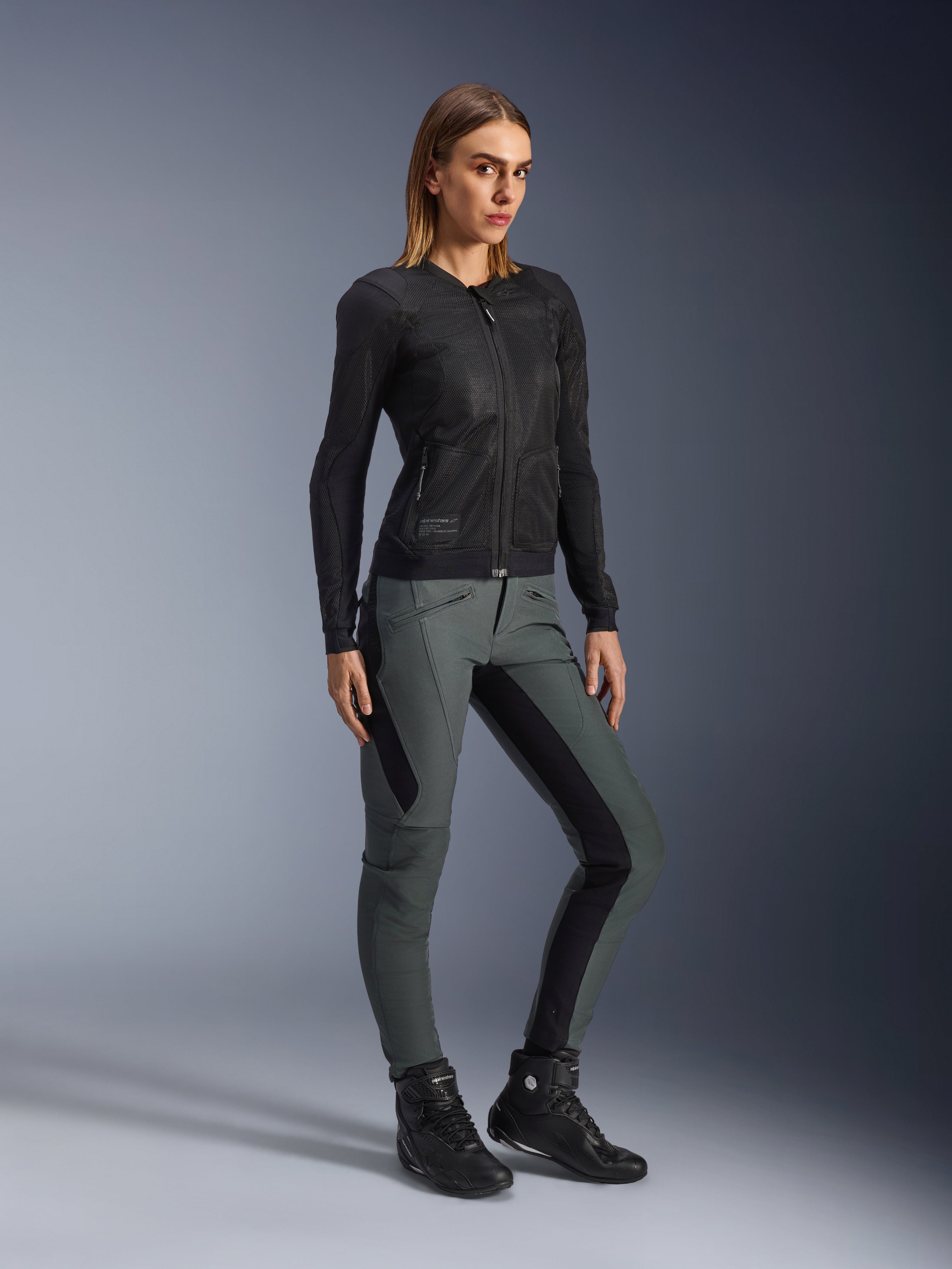 Alpinestars Alamosa damesbroek, grijze slim fit textiel motorbroek met zwarte stretchpanelen voor stedelijk rijden.