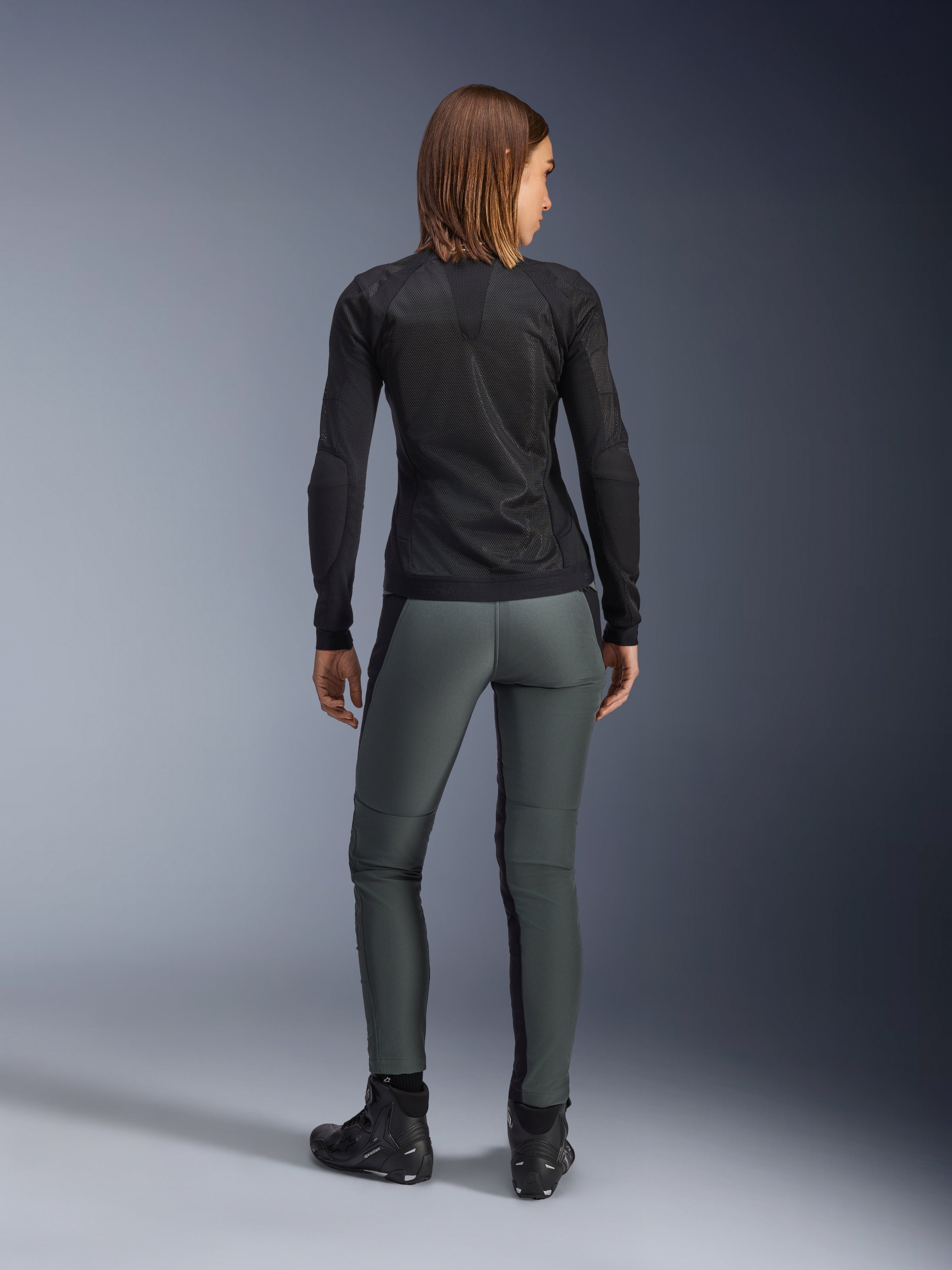 Alpinestars Alamosa dames motorbroek, slim fit urban rijbroek in grijs, 3-laags softshell constructie, achteraanzicht op model.