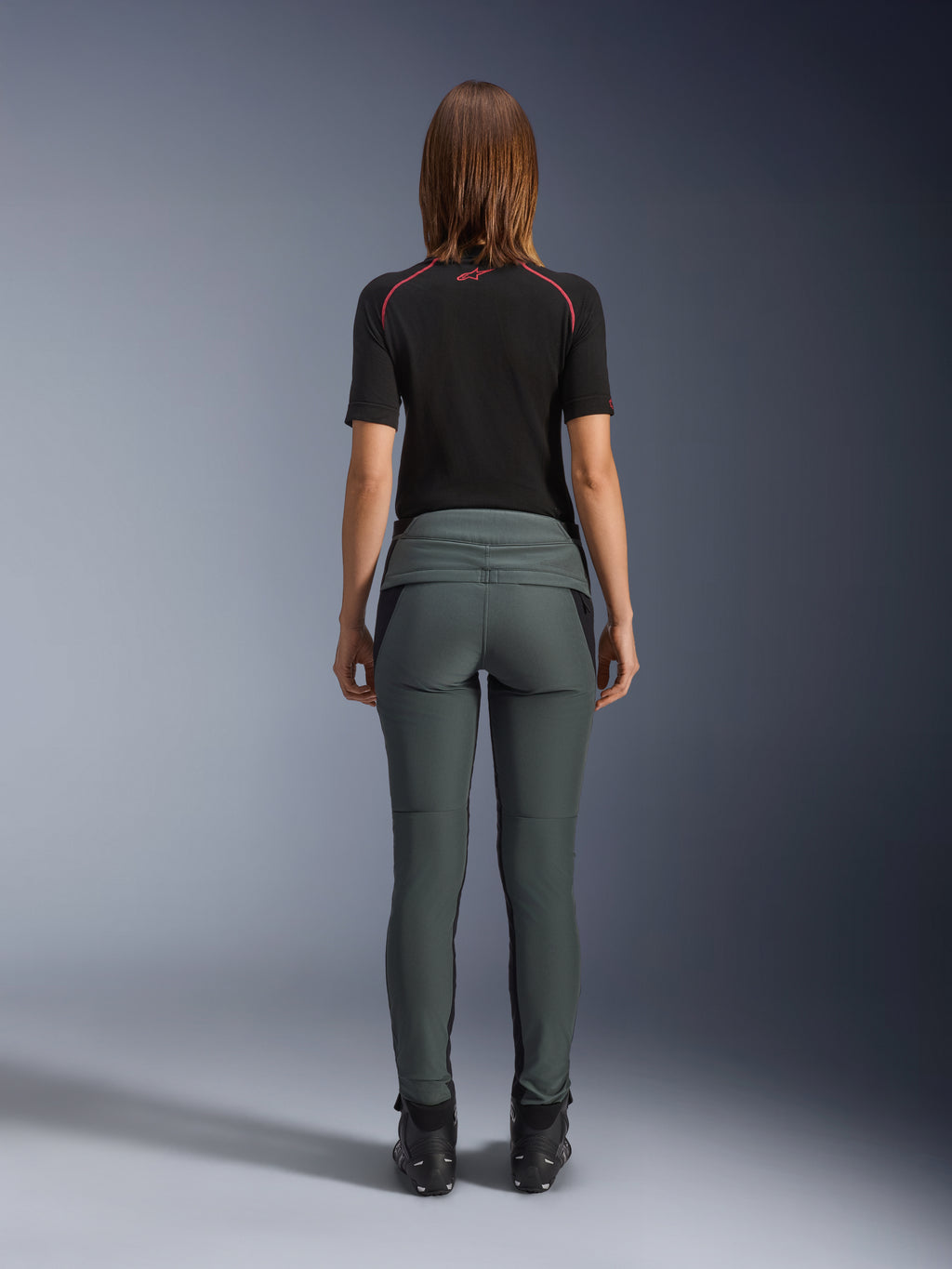 Alpinestars Alamosa damesbroek, grijs, slim fit urban motorbroek van textiel met gewatteerde taille, achteraanzicht.