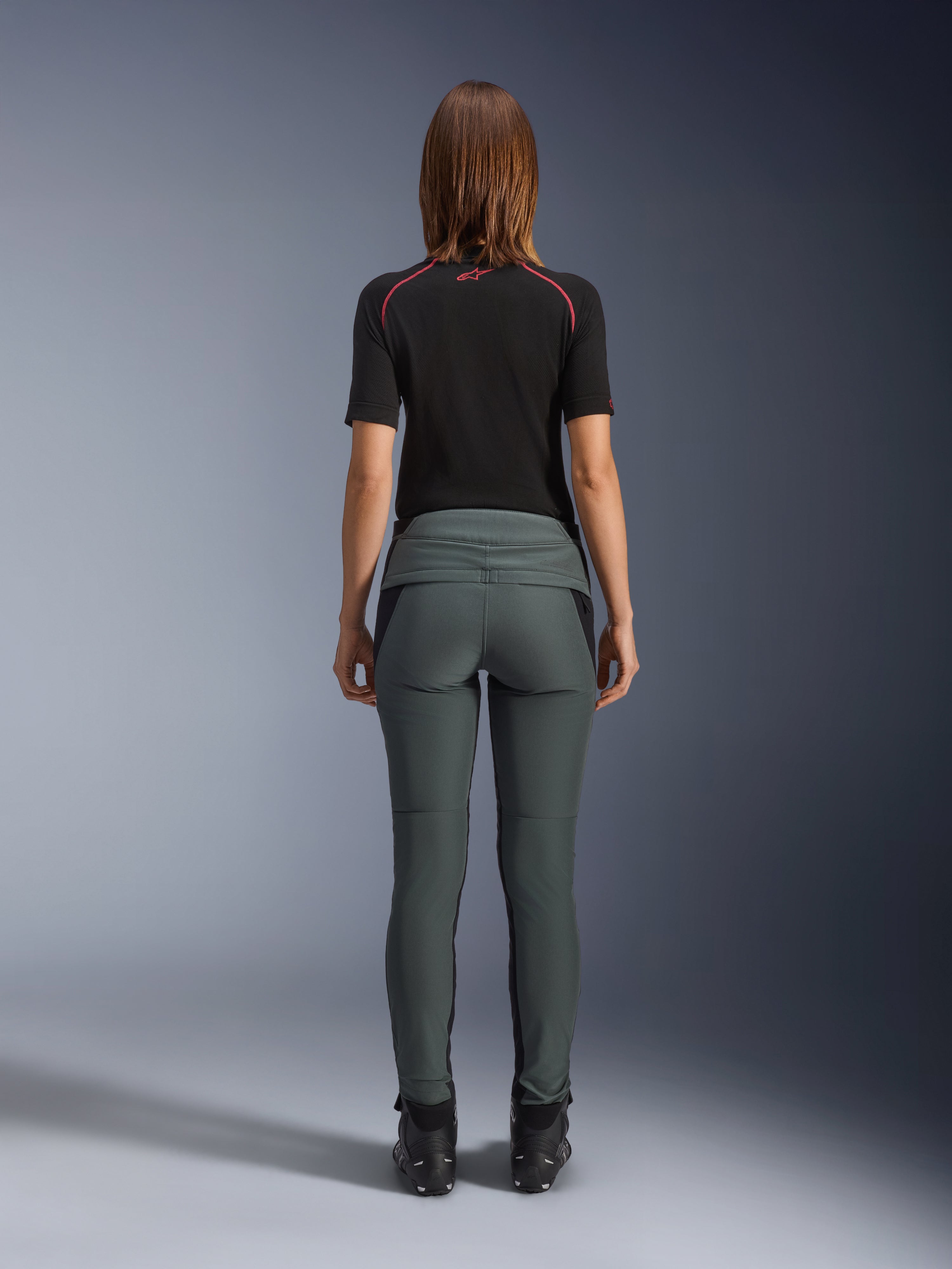 Alpinestars Alamosa damesbroek, grijs, slim fit urban motorbroek van textiel met gewatteerde taille, achteraanzicht.