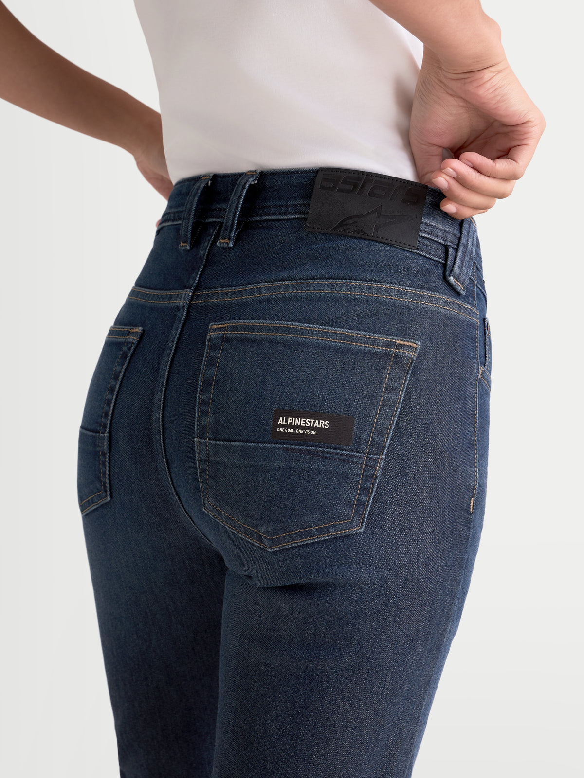 Alpinestars Stella Flex Ast 7 Denim Pantalons, pantalon de moto en denim bleu foncé pour femme, vue de dos montrant le châssis à cinq poches avec une étiquette en cuir griffée et un détail de logo