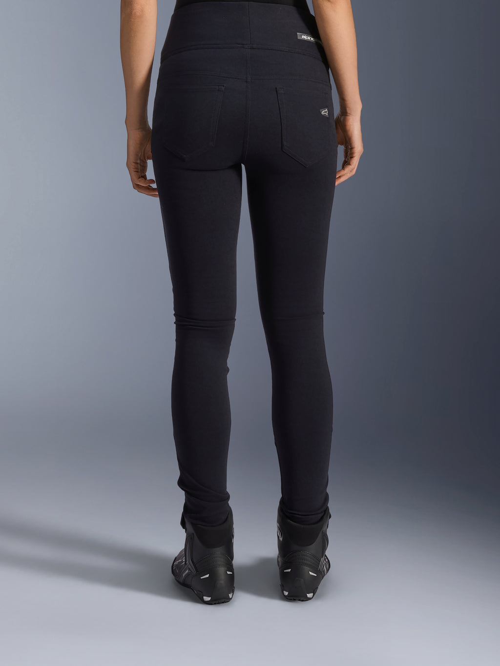Alpinestars Stella Flex-Ast Leggings, dames motorlegging, zwart, achteraanzicht met achterzakken en slim fit pasvorm, gedragen met zwarte motorlaarzen, urban rijstijl