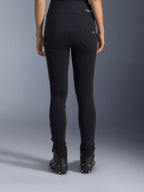 Alpinestars Stella Flex-Ast Leggings, dames motorlegging, zwart, achteraanzicht met achterzakken en slim fit pasvorm, gedragen met zwarte motorlaarzen, urban rijstijl