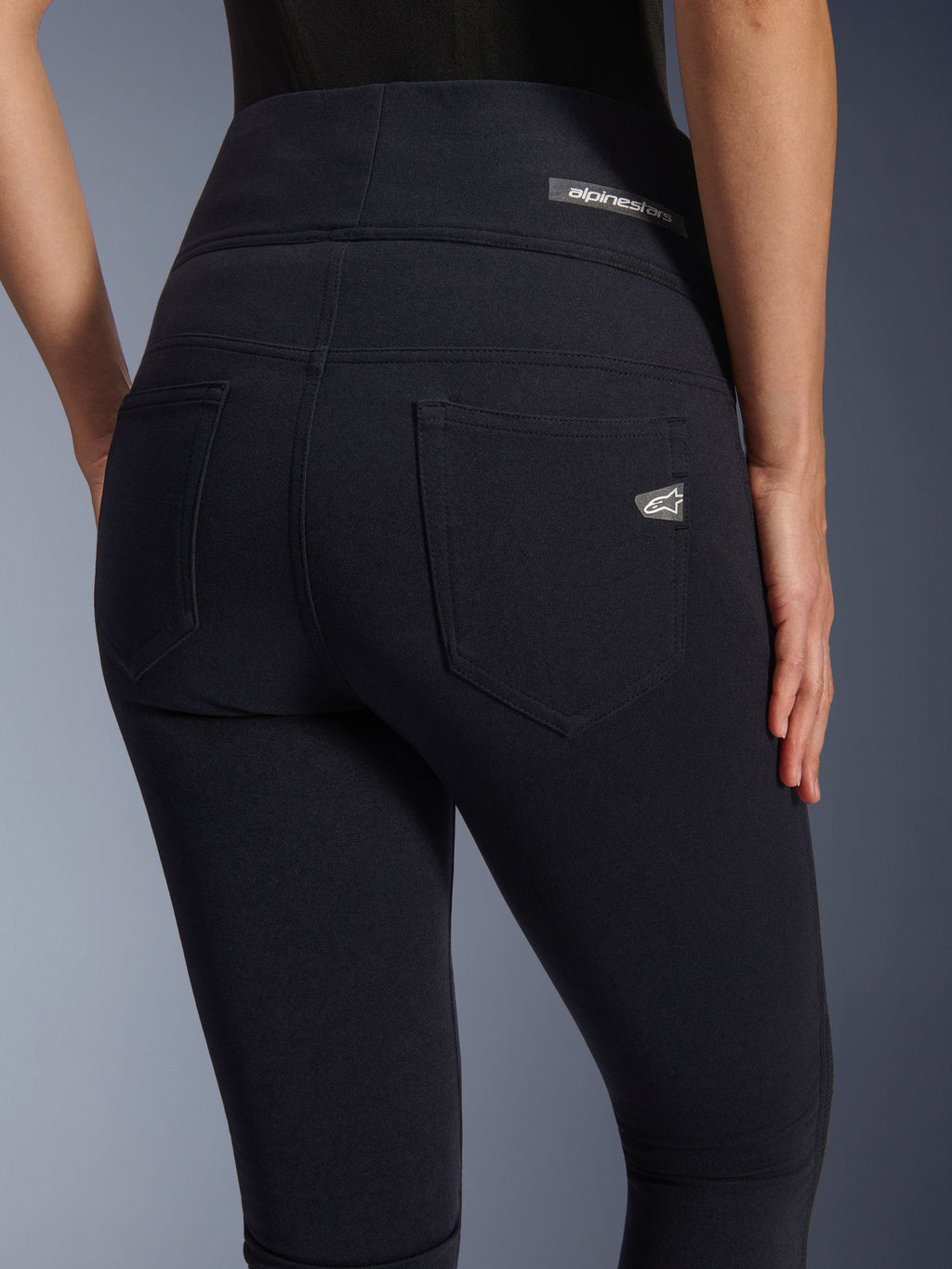 Alpinestars Stella Flex-AST Leggings, pantalon de moto pour femme, noir, gros plan de dos soulignant la taille haute, les deux poches arrière fonctionnelles et les logos Alpinestars sur la poche et la ceinture.