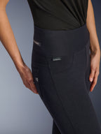 Alpinestars Stella Flex-Ast Leggings, motorlegging voor dames, zwart, close-up van de hoge tailleband en heupzone met subtiele merklogo's, strak stedelijk ontwerp voor op de weg