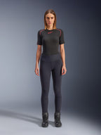 Alpinestars Stella Flex-Ast Leggings, dames motorlegging, zwart, gedragen met een zwarte top met korte mouwen met rode details en zwarte motorlaarzen, slim-fit eigentijdse urban motorkleding, vooraanzicht