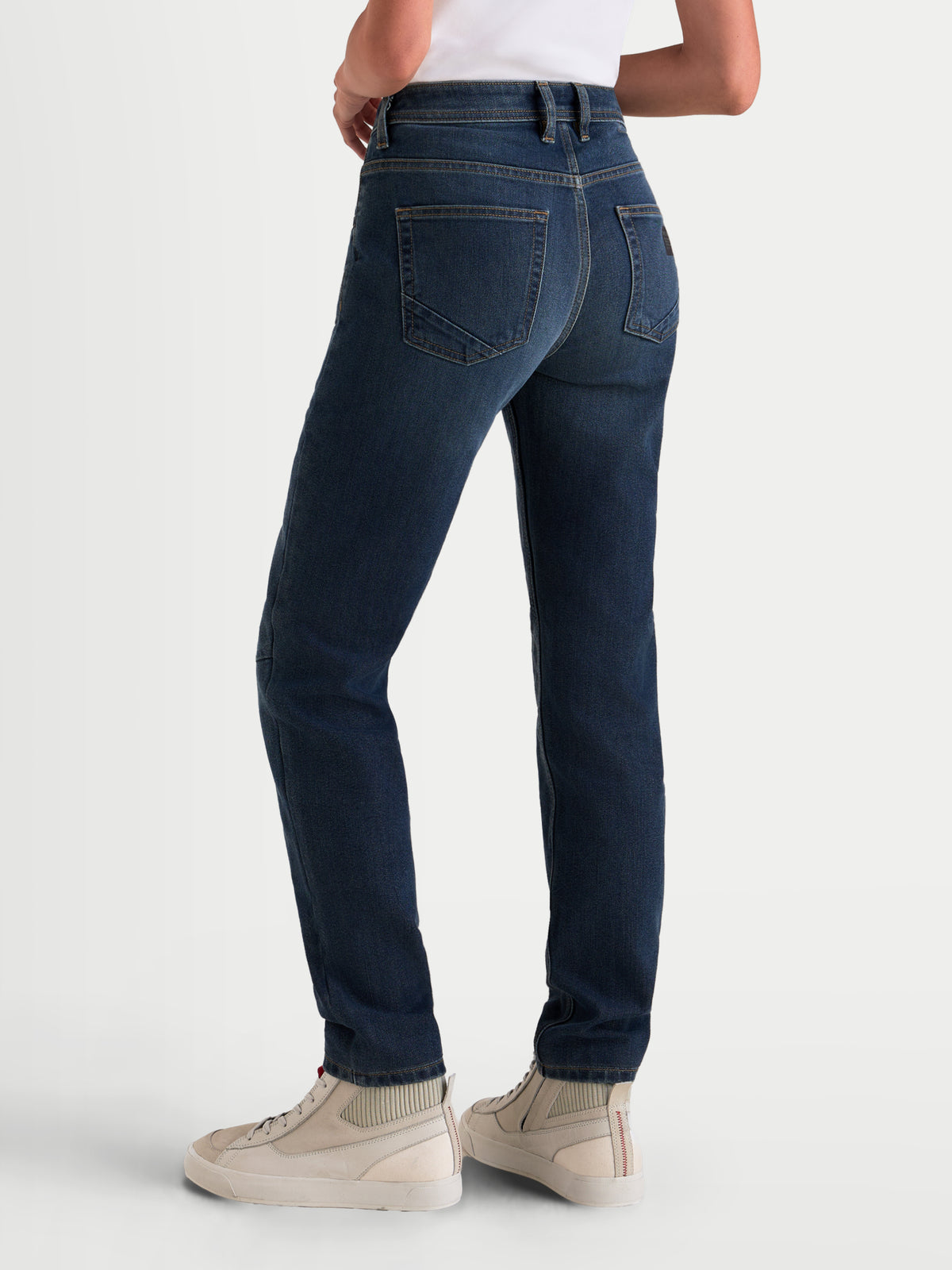 Alpinestars Stella Flex Ast 5 Denim Pantalons, pantalon moto urban pour femme, bleu indigo, vue de dos montrant la construction en denim stretch et la coupe ergonomique à la taille porté par un modèle