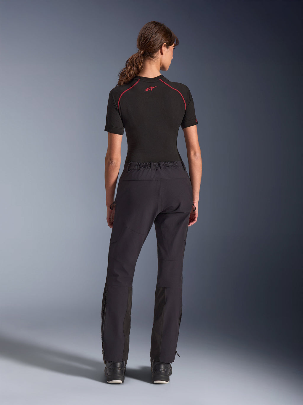 Pantalon Alpinestars Stella Flex-AST Explorer pour femme, noir, vue arrière, pantalon de moto d'aventure en textile extensible avec renforts ripstop sur l'assise et les genoux, bas des jambes zippés et design féminin ajusté.