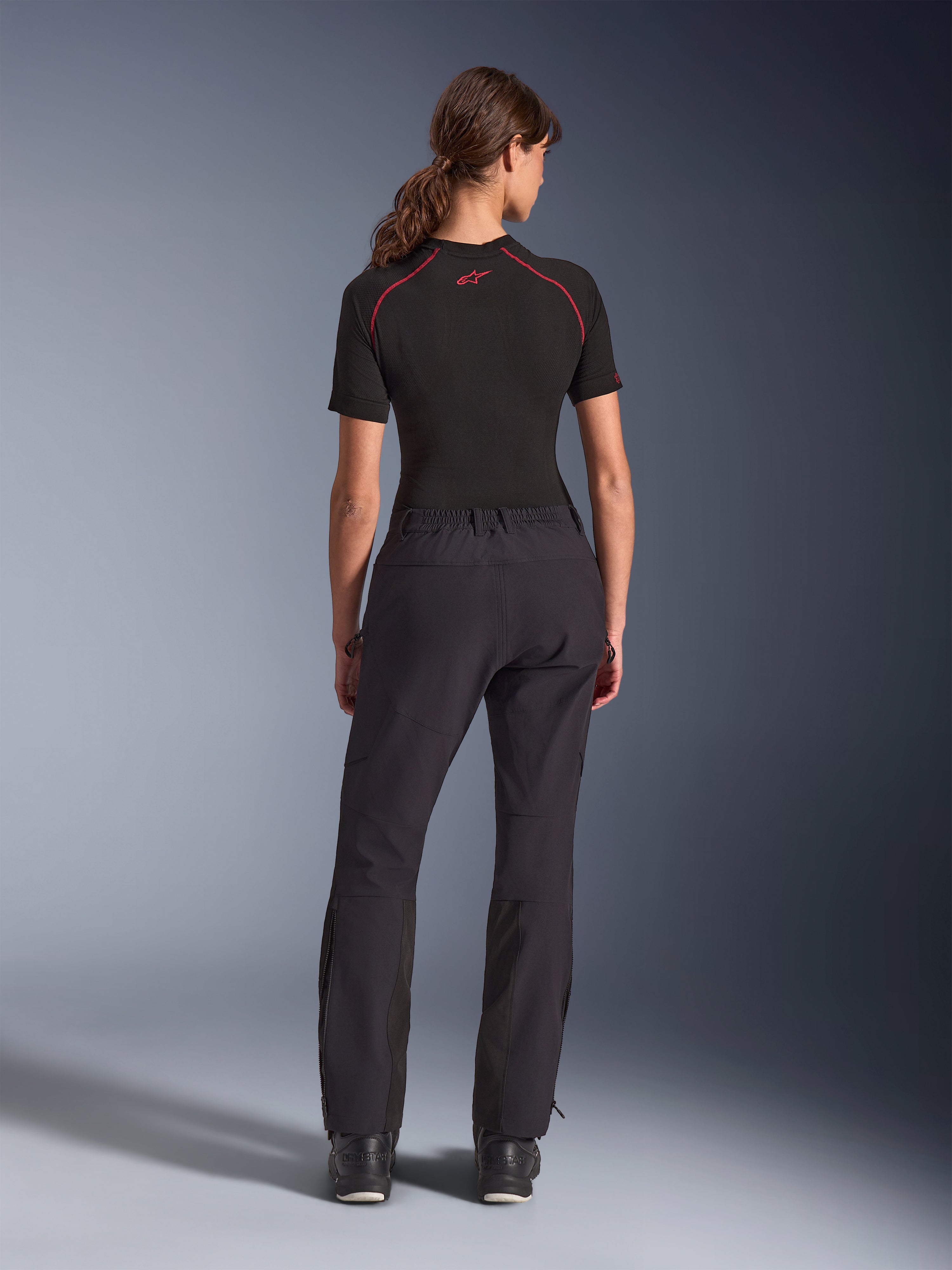 Pantalon Alpinestars Stella Flex-AST Explorer pour femme, noir, vue arrière, pantalon de moto d'aventure en textile extensible avec renforts ripstop sur l'assise et les genoux, bas des jambes zippés et design féminin ajusté.