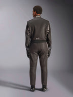 Alpinestars GP Race V3 Suit FIA, vue arrière, noir et argent, combinaison de course automobile professionnelle dotée d'une construction en aramide à deux couches et de panneaux extensibles, portée avec des gants et des bottes de course assortis