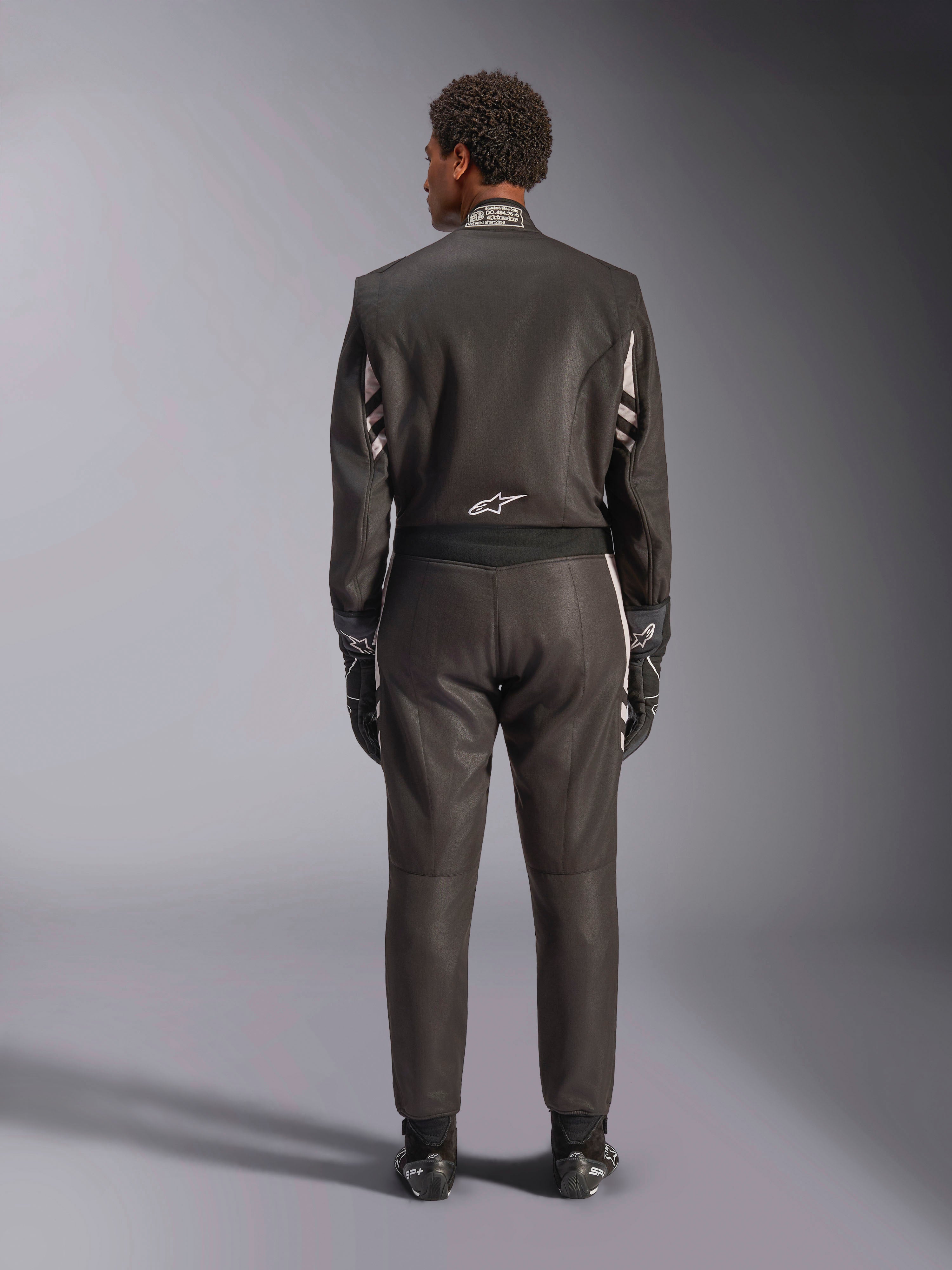 Alpinestars GP Race V3 Suit FIA, vue arrière, noir et argent, combinaison de course automobile professionnelle dotée d'une construction en aramide à deux couches et de panneaux extensibles, portée avec des gants et des bottes de course assortis