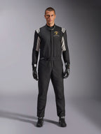 Alpinestars Édition Limitée Lamborghini GP Tech V4 Combinaison FIA, combinaison de course automobile professionnelle, noir avec accents argentés et dorés, arborant le logo Automobili Lamborghini Squadra Corse sur la poitrine, portée avec gants et bottes de course assortis, design athlétique épuré pour la compétition sur circuit
