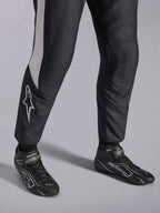 Combinaison Alpinestars GP Pro Comp V2 FIA, équipement auto noir et blanc et bottines de course professionnelles ASTARS.