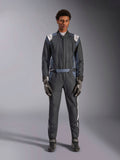 Alpinestars GP Pro Comp V2 - FIA, combinaison de course automobile pour homme, noire et blanche, certifiée FIA, portée par un pilote avec gants et bottes assortis pour la conduite sur circuit