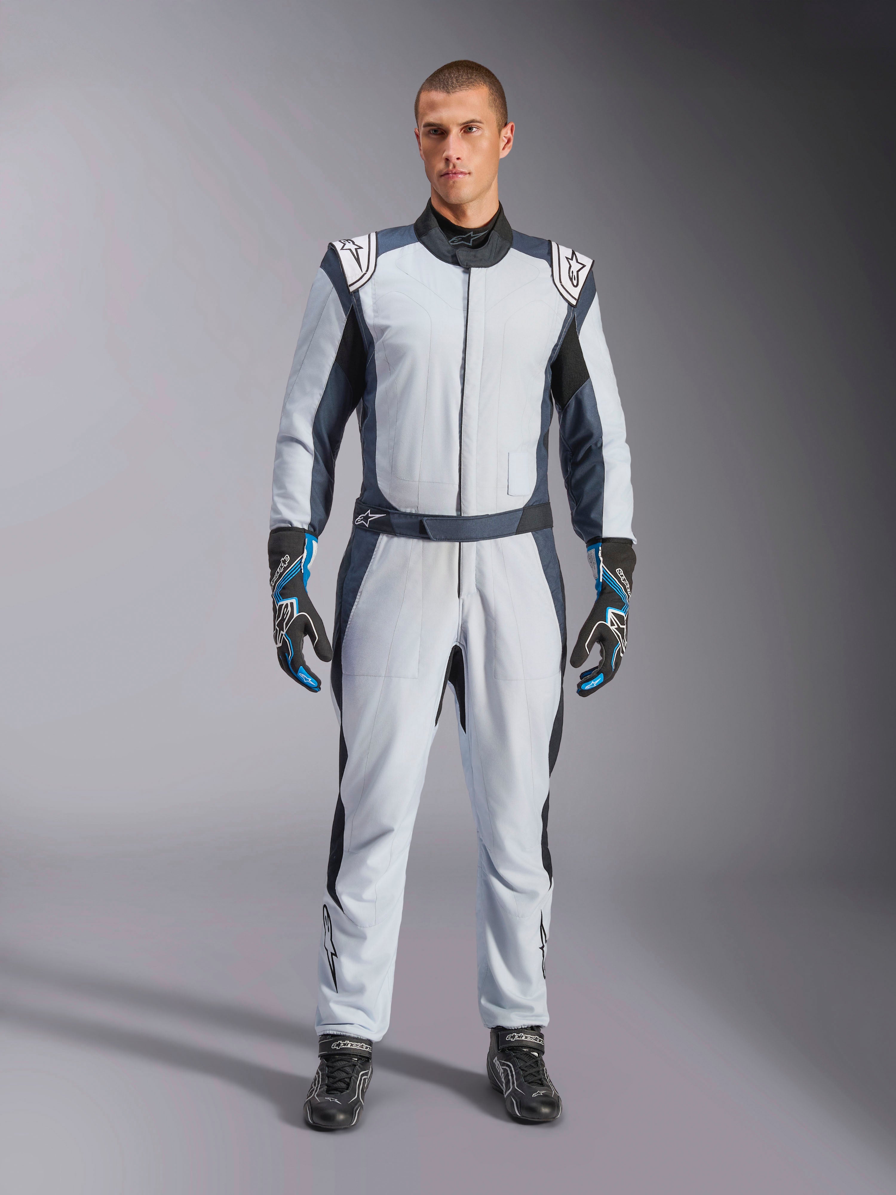 Alpinestars GP Pro Comp V2 FIA, combinaison de course auto en aramide, bleu argenté et asphalte, certifiée FIA, sur mannequin