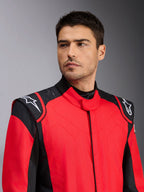 Mannequin homme portant la combinaison de course automobile Alpinestars GP Pro Comp V2 FIA, rouge et noire, avec logos Astars blancs sur les épaules et détails de technologie de grip en silicone, vêtement professionnel de sport automobile