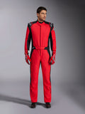 Combinaison Alpinestars GP Pro Comp V2 FIA, rouge et noir, combinaison intégrale de sport automobile avec logos étoiles blanches sur les épaules, équipement de course automobile professionnel certifié FIA porté avec des gants de course rouges assortis