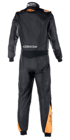 Alpinestars Atom FIA Graphic Suit, achteraanzicht van een eendelig autoracepak, zwart en antraciet met Orange Fluo accenten op de schouders en kuiten, voorzien van FIA-certificeringsdetails op de kraag en Alpinestars-branding op de onderrug.