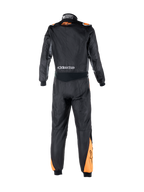 Alpinestars Atom Graphic pak, FIA-gecertificeerd eendelig autoracepak, zwart en fluo-oranje, achterzijde met stretchpaneel bij de taille, merklogo's en vlamwerende aramideconstructie.