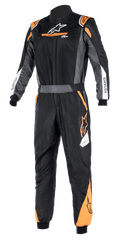 Alpinestars Atom FIA Graphic Suit, zwart en antraciet met oranje fluo accenten, eendelig FIA-gecertificeerd autoracepak, hoge kraag, ASTARS-branding op de mouwen, professionele uitrusting voor autosport en circuitcompetitie